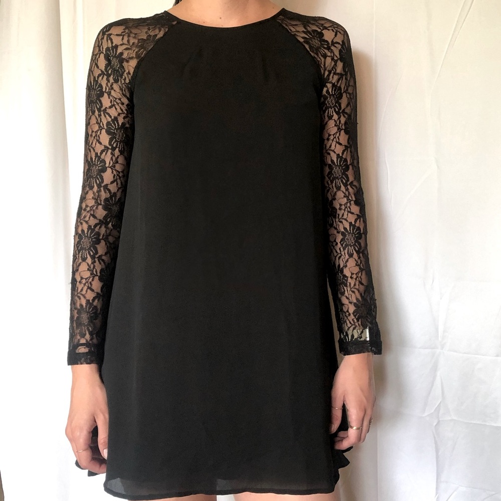 LACE SLEEVE DRESS 🖤
